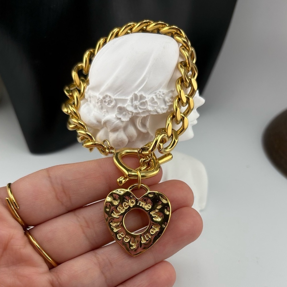 β¨ Gold Heart Charm Chain Bracelet β¨ - Picture 4 of 9